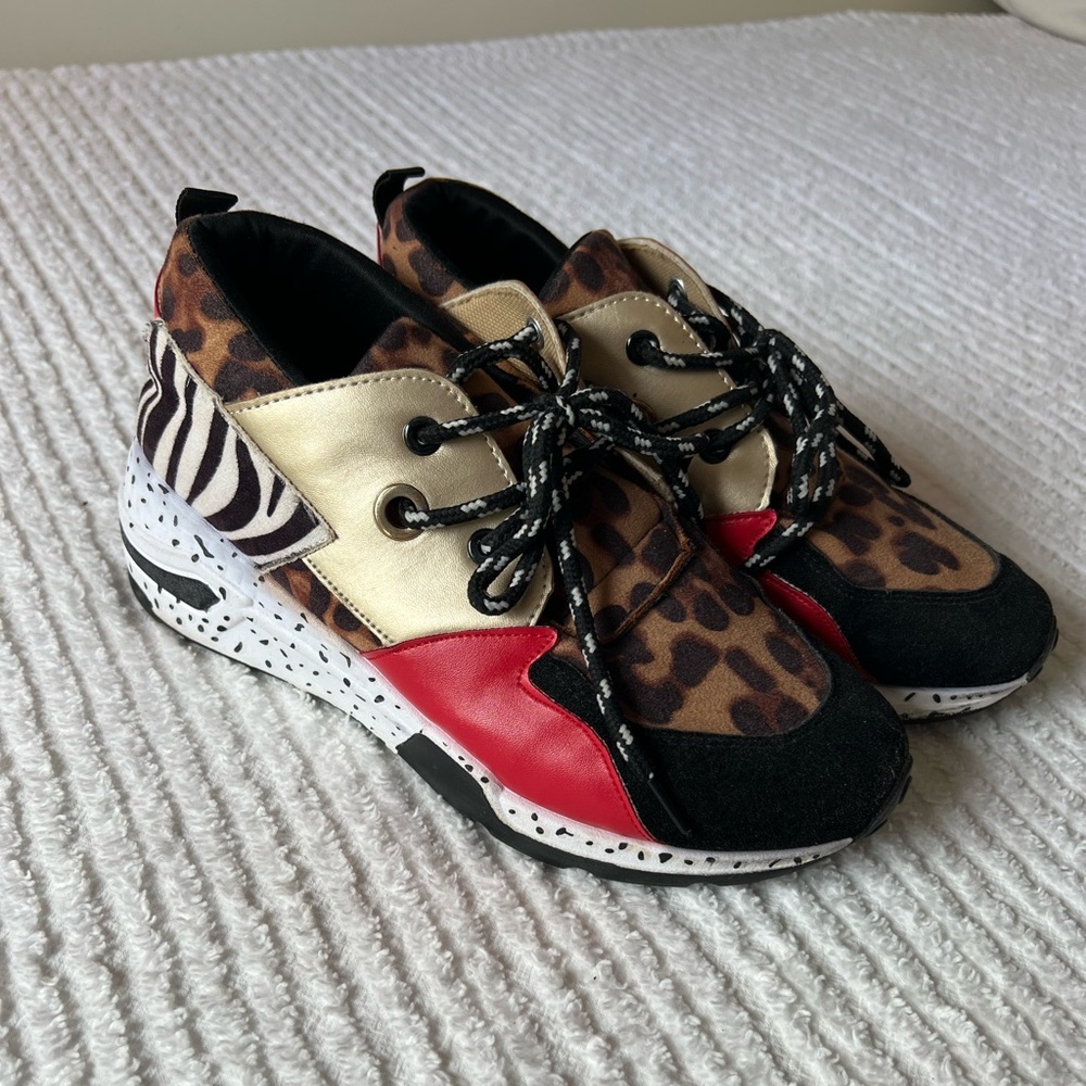 Steve Madden multipoint sneakers size 8: gold, black, brown, white, red